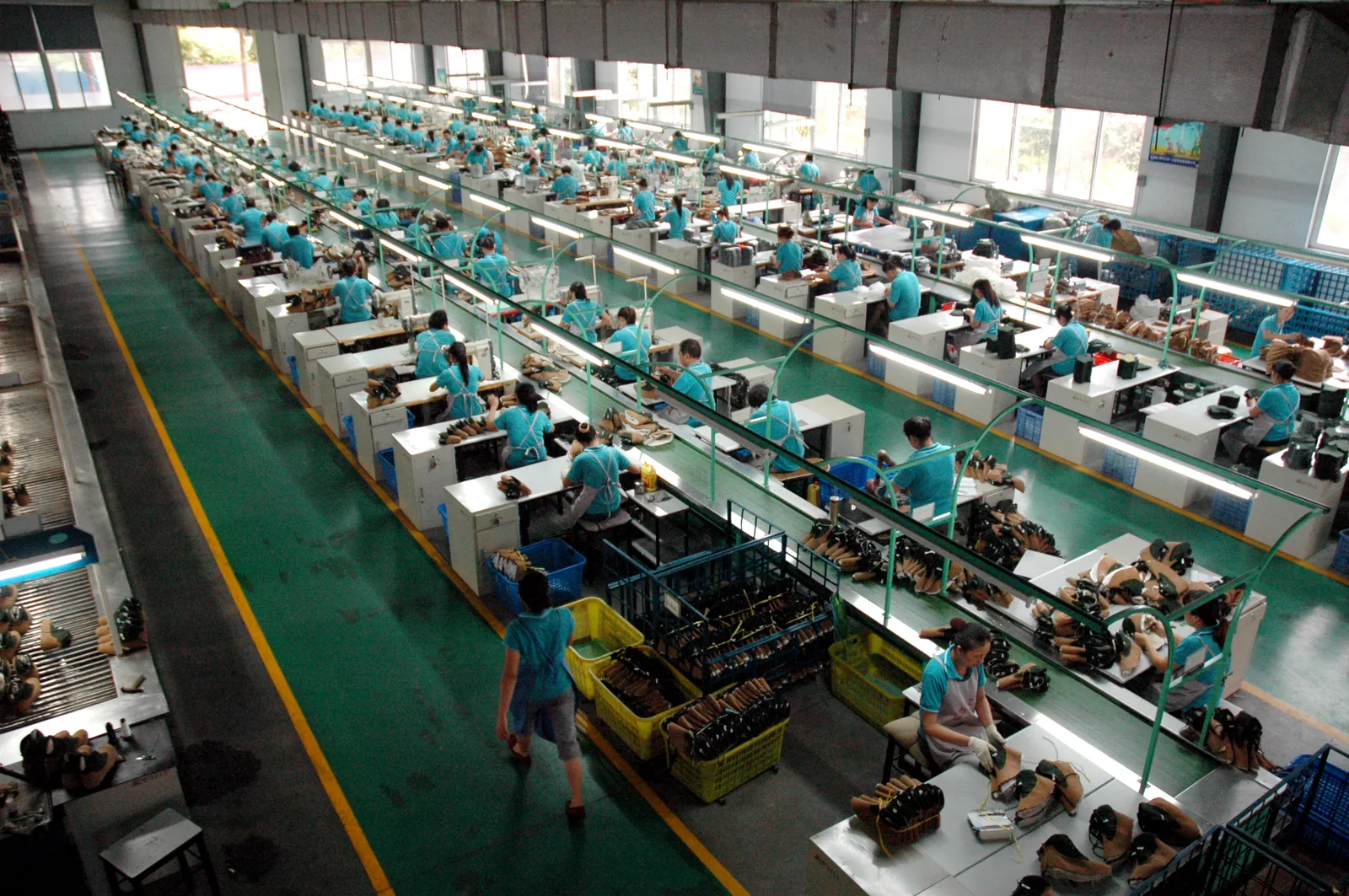 Safety footwear assembly process in a production workshop